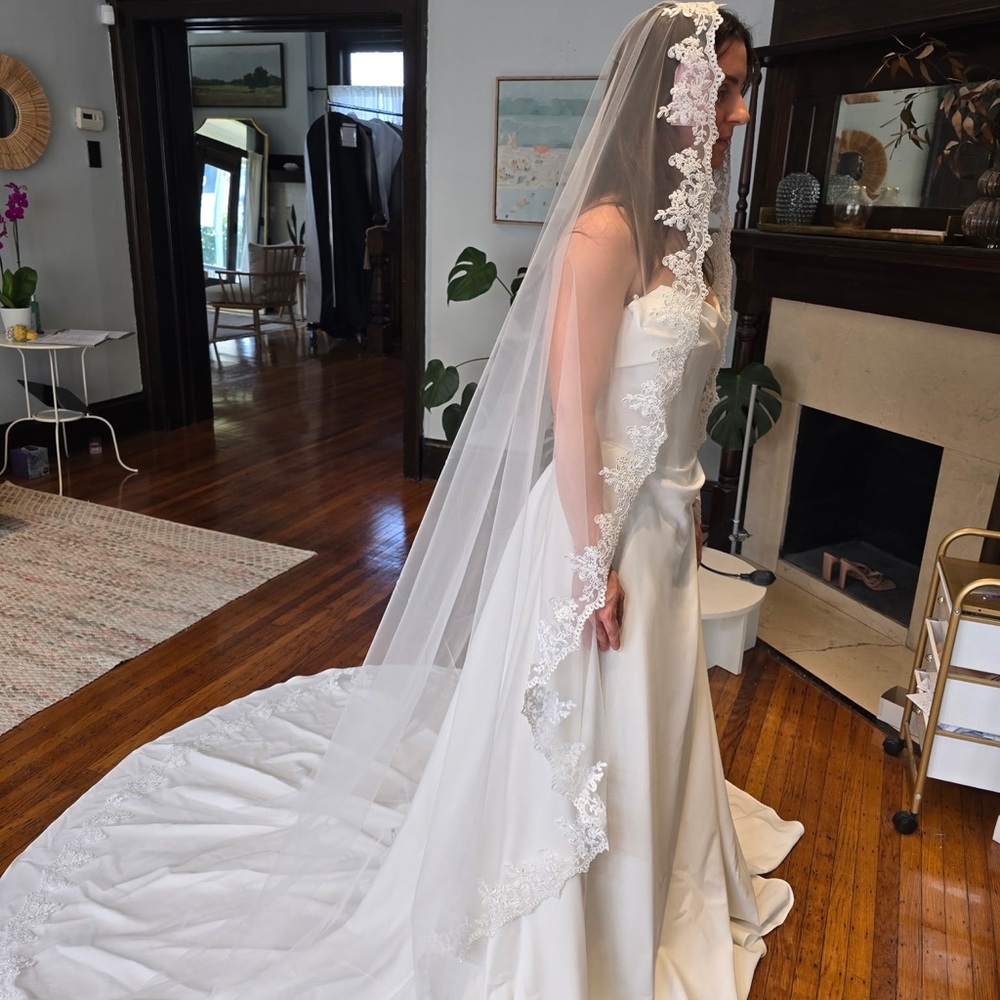 Elegant Chapel Length Lace Mantilla Bridal Veil